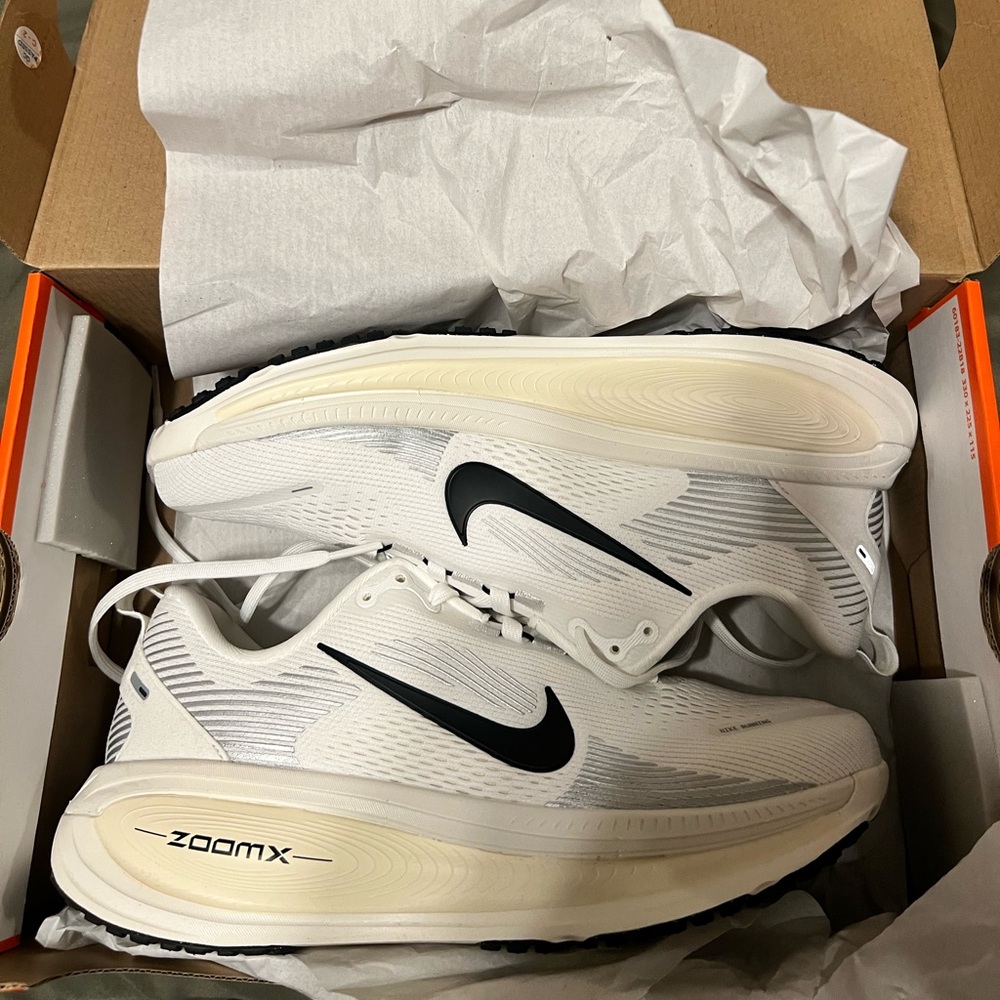 Nike Men's White and Black Athletic Shoes